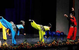 بانوان متدین گنبدی خواستار توقف برگزاری اجرای کنسرت شدند.